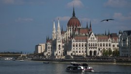 Купон в пресъхналото корито на Дунав в Будапеща (ВИДЕО)