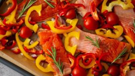 Рецептата Dnes: Сьомга със зеленчуци на фурна 