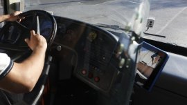 Шофьор на автобус с телефон в ръка зад волана: Гледа TikTok и кара с лакти (ВИДЕО)