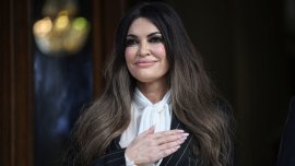 Дипломация в дантели: US посланика в Гърция се появи в прозрачна рокля