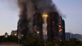 Груба небрежност е причината за големия пожар в небостъргача в Хонконг