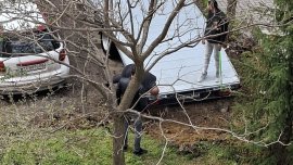 Наглост: Унищожиха градинка, за да се паркира Фадром за пътна помощ