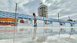 Радост за малки и големи: Ледената пързалка в София приема първите си посетители