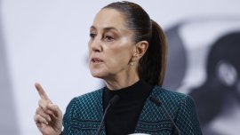 Арестуваха мъж, опипал и поискал да целуне президентката на Мексико