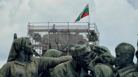 В кадър: Махат скелето около паметника на Съветската армия