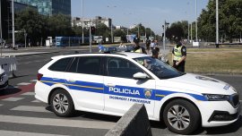 Скандал в Хърватия: Трима полицаи правили секс в служебна кола с една и съща колежка