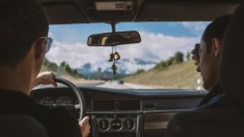 Нови необичайни глоби в Гърция: Прегръдка струва 150 евро