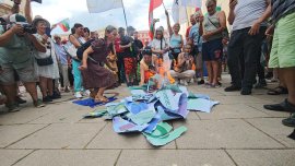 В кадър: Протестиращи настояват за запазване на лева 