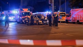 Гей парадът в Берлин завърши с кръв, издирват ислямист, врязал се в тълпата СНИМКИ
