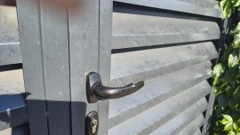 Helpbook: Умишлено напръскване на ограда на имот с токсично вещество