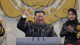 Ким Чен Ун подари нови снайперски пушки на партийни функционери