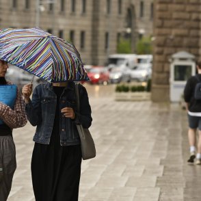 Днес ще е топло, с валежи, на места и градушки