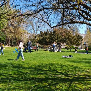 Днес слънчево, топла седмица, в края й идва студ