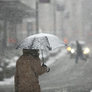 Затопля се леко, валежи от дъжд и сняг 