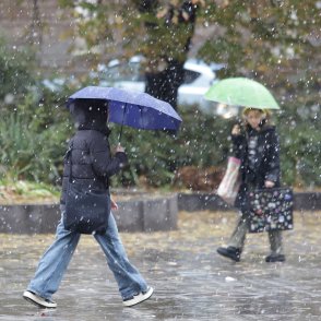 Облачно време утре, къде ще вали дъжд и къде сняг?
