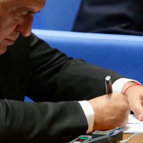 Пленарното заседание върви, а художникът Борисов пак твори СНИМКИ