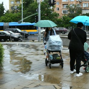 Жълт код за гръмотевични бури и градушки в няколко области днес