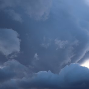 Облачно ще е утре със слаби валежи от дъжд и сняг