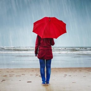 Днес облачно със слаби валежи, вятърът продължава