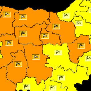 Обявен е жълт и оранжев код за силен вятър утре