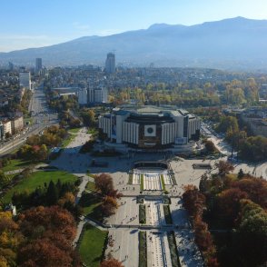 Облачно остава времето и в петък, на места ще превали