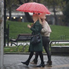 Времето днес: Слаби валежи от дъжд, на места и сняг