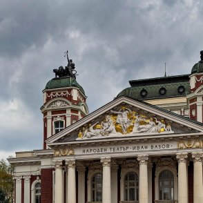 Студен въздух нахлува утре, ще вали, има условия и за градушки