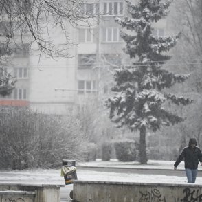 Нахлува студен въздух, дъждът ще преминава в сняг утре