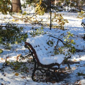Времето утре: Остава студено, на места ще вали сняг