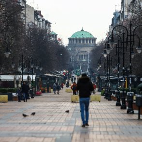 Днес ясно, по-топло, но вятърът се усилва