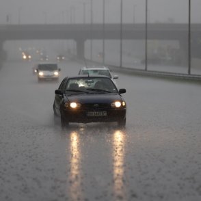 Червен код в три области за порои и наводнения днес и утре