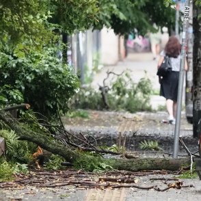 Времето утре: Оранжев код за силни валежи и градушки в 5 области
