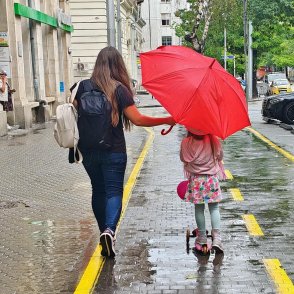 Гръмотевични бури, силен дъжд и риск от градушки днес 