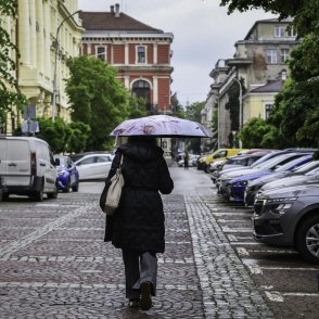 Дъждовете продължават, възможни са и градушки