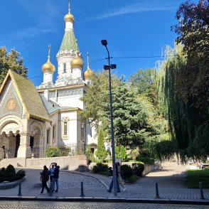 Слънчево, топло, голяма опасност от слани