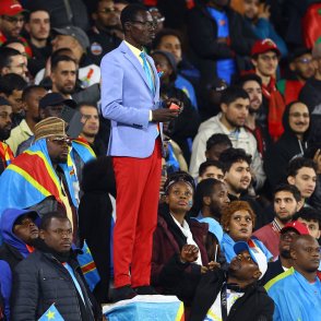 Повече от футбол: Как "замръзналият" фен Мишел Нкука засенчи Купата на Африка ВИДЕО