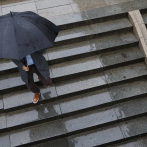 Времето в събота остава облачно, на много места ще вали и дъжд