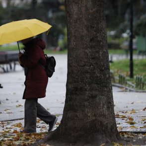 Облачно и утре, на места още ще превалява