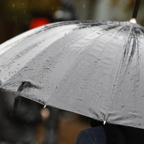 Времето утре: Облачно, мъгливо, на места с превалявания