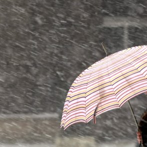 Студен въздух нахлува утре, дъждът ще преминава в сняг