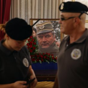 Военнопрестъпник или герой: Ратко Младич разединява Сърбия и след смъртта си