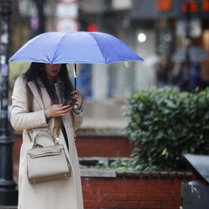 Студен въздух нахлува утре, на много места ще вали