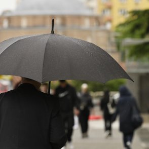 Дъжд, гръмотевици и понижение на температурите днес