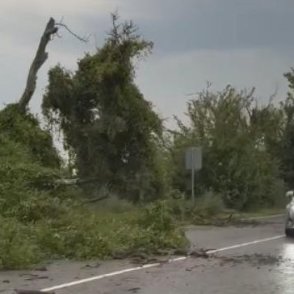 Времето днес: Оранжев и жълт код за силен вятър