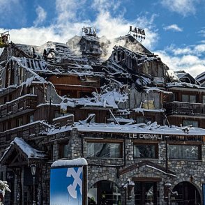 В Москва го нарекоха "карма": Изгоря хотелът, в който руски богаташи купонясваха и ядосаха Кремъл