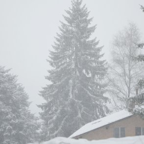 Значителни валежи утре, на места от сняг