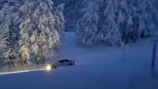 Джигити и в Алпите: Кола се спуска по пистите, застрашавайки скиори ВИДЕО