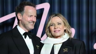 Ким Катрал мина под венчилото на 69 години СНИМКИ