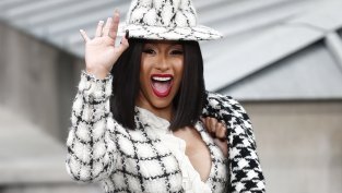 Карди Би с първи снимки на новороденото си