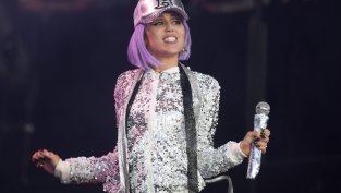 Любимият на Майли Сайръс я изненадал като предложил брак в Япония